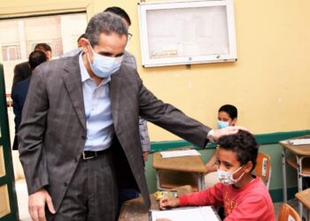 محافظة الغربية تتكفل  بدفع المصاريف الدراسية لغير القادرين .