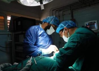 قنا العام تنجح في إجراء جراحة نادرة بالصعيد لشاب تعرض لحادث خطير