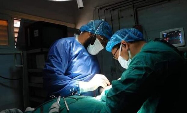 قنا العام تنجح في إجراء جراحة نادرة بالصعيد لشاب تعرض لحادث خطير