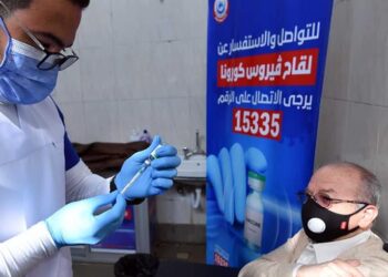 مصري رفض تلقي اللقاح  .. وقاضي الحكومة