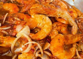 صينية جمبري بالصوص الأحمر .