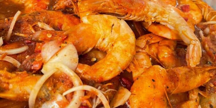 صينية جمبري بالصوص الأحمر .