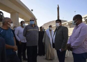 محافظ أسيوط يتفقد أعمال تطهير مخر سيول درنكة.