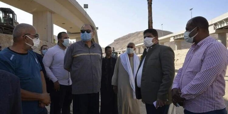 محافظ أسيوط يتفقد أعمال تطهير مخر سيول درنكة.