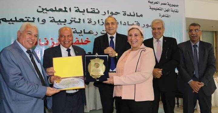 أول جلسة حوارية لإيجاد حلول لمشاكل التعليم وأزمة عجز المعلمين