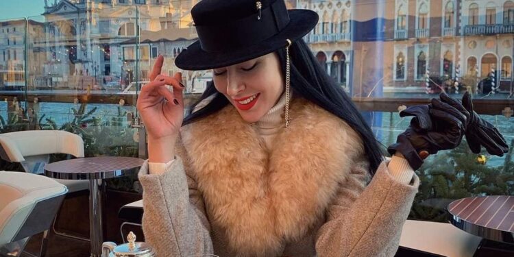 عارضة الأزياء نسرين سند في البندقية تحضيراً لمشروعها الجديد.