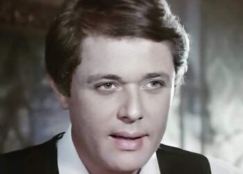 الفنان الكبير الساحر محمود عبد العزيز .