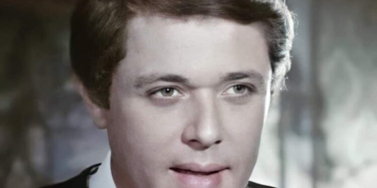 الفنان الكبير الساحر محمود عبد العزيز .