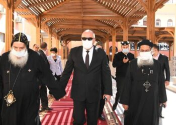 “محافظ قنا” يشارك أقباط المحافظة الاحتفال بميلاد  الشهيد “مارجرجس”