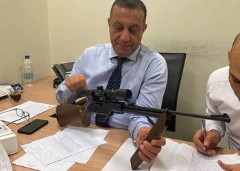 جمارك مطار القاهرة تضبط تهريب تلسكوب وبندقية ضغط هواء