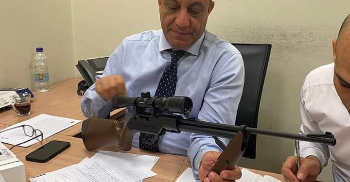 جمارك مطار القاهرة تضبط تهريب تلسكوب وبندقية ضغط هواء