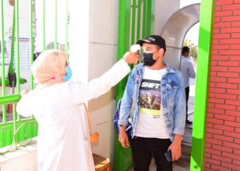 رئيس جامعة سوهاج يتابع دخول الطلاب المطعمين بلقاح كورونا للحرم الجامعي.