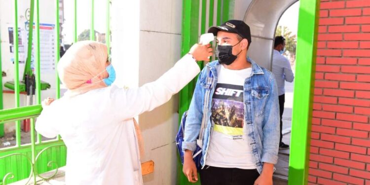 رئيس جامعة سوهاج يتابع دخول الطلاب المطعمين بلقاح كورونا للحرم الجامعي.