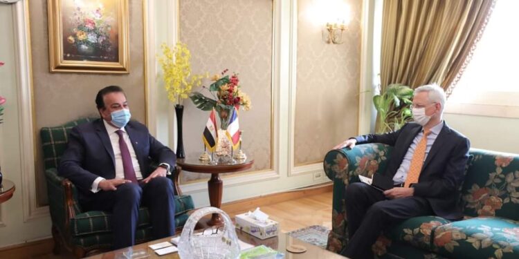 وزير التعليم العالي يستقبل السفير الفرنسي بالقاهرة لبحث آفاق التعاون العلمي بين مصر وفرنسا.
