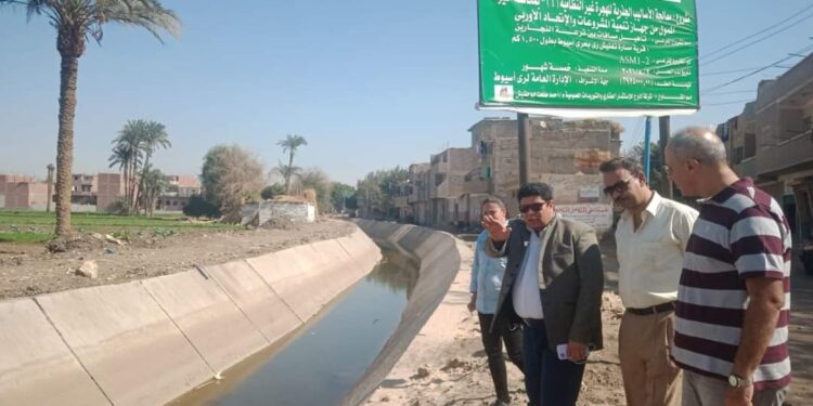 محافظة اسيوط : متابعة مستمرة لتطهير مخرات السيول للتأكد من جاهزيتها لاستقبال الأمطار.