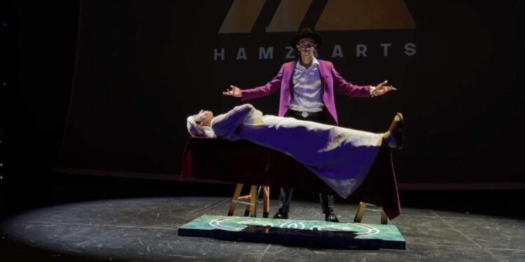 حمزة ارتس يشارك فى العرض المسرحى«الساحر الشقي».