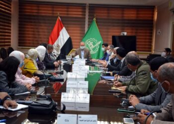 محافظ القليوبية يناقش مشروع إعداد مخطط التطوير والتحسين لمنطقتي بهتيم بحي شرق شبرا .