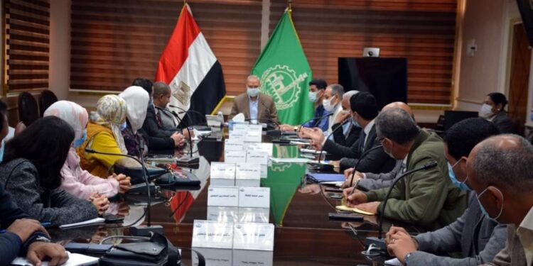 محافظ القليوبية يناقش مشروع إعداد مخطط التطوير والتحسين لمنطقتي بهتيم بحي شرق شبرا .