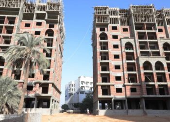 محافظ سوهاج يتابع الموقف التنفيذي لإنشاء 20 عمارة سكنية.