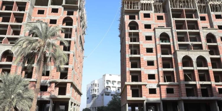 محافظ سوهاج يتابع الموقف التنفيذي لإنشاء 20 عمارة سكنية.