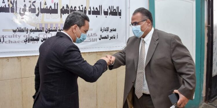 نائب رئيس جامعة عين شمس يتفقد الانتخابات الطلابية بكلية الآثار.