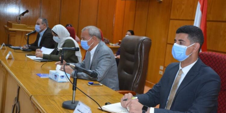 محافظ القليوبية يناقش معدلات الأداء ونسب تنفيذ مشروعات المبادرة الرئاسية لتطوير الريف المصري.