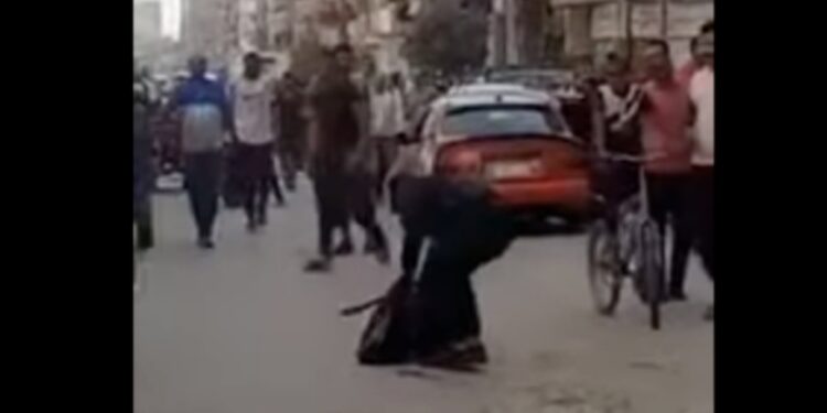 مصري يقتل شخصا ويقطع رأسه في شارع طنطا بالإسماعيلية.