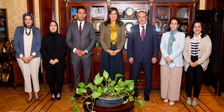 “السفيرة نبيلة مكرم”  تعقد اجتماعًا تشاوريًا لمتابعة أعمال تنفيذ المبادرة في الفيوم بإسهامات المصريين بالخارج