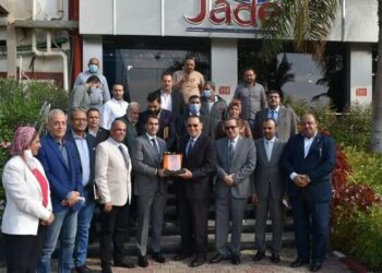 محافظ الشرقية يتفقد أحد المصانع العاملة في مجال إنتاج وتصنيع الملابس الجاهزة بمدينة العاشر من رمضان