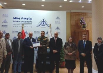 رئيس جامعة بنها يكرم