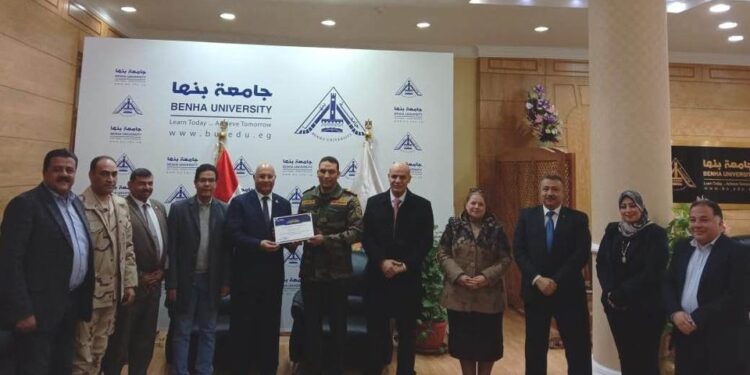 رئيس جامعة بنها يكرم