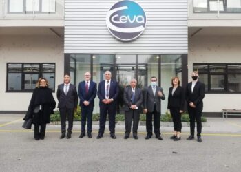 وزير الزراعة خلال زيارته للمجر ويزور اكبر شركة لإنتاج الامصال واللقاحات.