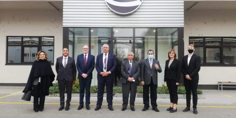 وزير الزراعة خلال زيارته للمجر ويزور اكبر شركة لإنتاج الامصال واللقاحات.