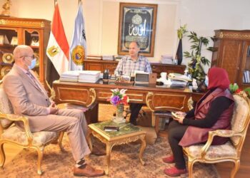 محافظ أسيوط يناقش الموقف التنفيذى لمشروعات المبادرة الرئاسية ” حياة كريمة “