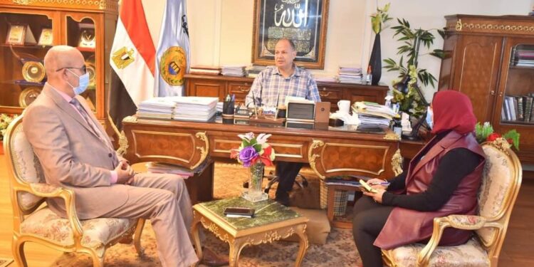 محافظ أسيوط يناقش الموقف التنفيذى لمشروعات المبادرة الرئاسية ” حياة كريمة “