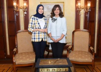 السفيرة نبيلة مكرم : “دينا أيمن” نموذج فريد وملهم يجسد تمكين المرأة والشباب في آن واحد.