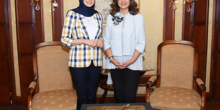 السفيرة نبيلة مكرم : “دينا أيمن” نموذج فريد وملهم يجسد تمكين المرأة والشباب في آن واحد.