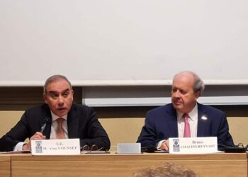 السفير المصري في باريس يستعرض جهود الدولة ومبادراتها لإرساء دعائم الجمهورية الجديدة.