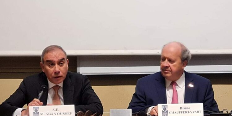 السفير المصري في باريس يستعرض جهود الدولة ومبادراتها لإرساء دعائم الجمهورية الجديدة.