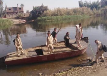 معاناه الأطفال وأولياء امورهم بأحدي قري أسيوط