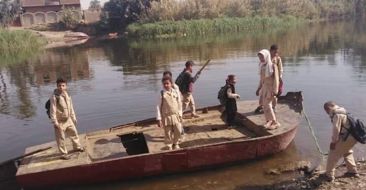 معاناه الأطفال وأولياء امورهم بأحدي قري أسيوط