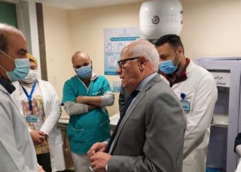 محافظ بورسعيد يتابع سير العمل بمستشفي السلام الدولي.