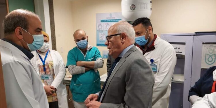 محافظ بورسعيد يتابع سير العمل بمستشفي السلام الدولي.