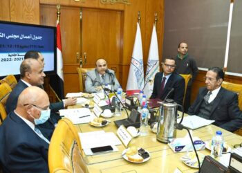 بالصور عميدحقوق يكرم عددا من الأساتذة وتعيين معيدين ، ومناقشة تطوير المنظومة داخل الكلية