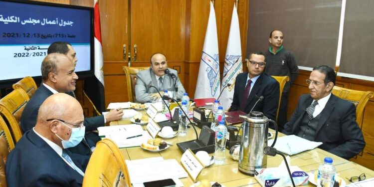 بالصور عميدحقوق يكرم عددا من الأساتذة وتعيين معيدين ، ومناقشة تطوير المنظومة داخل الكلية