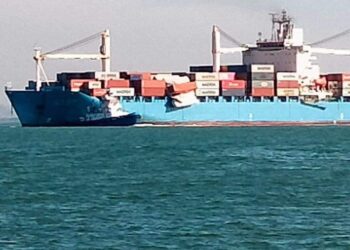 سفينة “وادي الريان” تفقد بعض الحاويات في بحر الإسكندرية بسبب الطقس السيئ