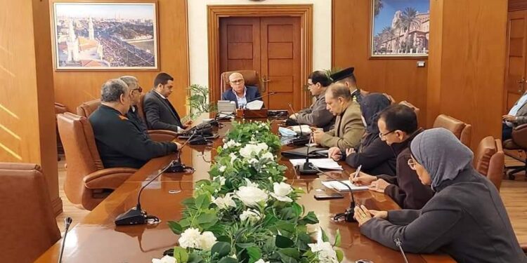 محافظ بورسعيد يتابع سير العمل فى إنشاء مركز تراخيص المحال التجارية الجديد بحى المناخ.