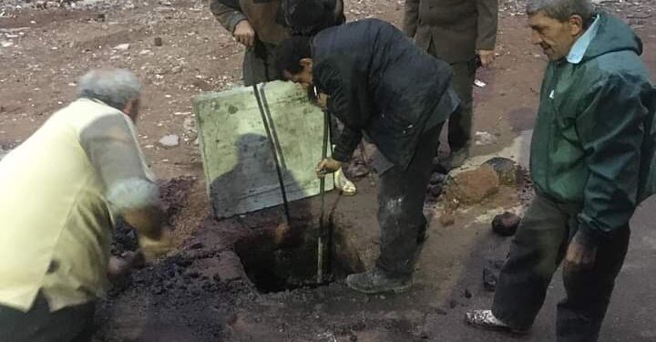 أهالى فارسكور يستغيثون مياه الصرف الصحى تهدد منازلنا ورئيس المدينة يستجيب