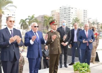 محافظ بورسعيد يضع إكليلا من الزهور على النصب التذكارى