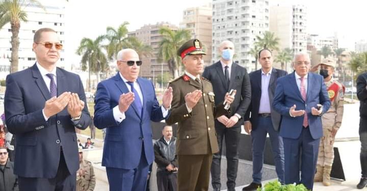 محافظ بورسعيد يضع إكليلا من الزهور على النصب التذكارى